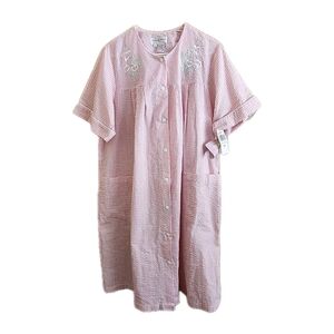 NWT Miss Elaine Pink Seersucker Midi Embroidered House Coat Robe Snap Front SZ-L